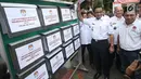 Gubernur DKI Jakarta Anies Baswedan melakukan pengecekan Daftar Pemilih Tetap (DPT) di Kelurahan Cilandak Barat, Rabu (17/10). Pengecekan sebagai langkah menyukseskan Gerakan Melindungi Hak Pemilih (GMHP) di Pemilu Serentak 2019. (Merdeka.com/Arie Basuki)