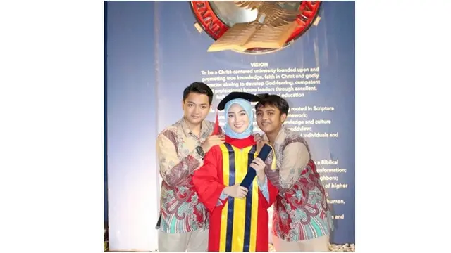 Lulus Kuliah 3,5 Tahun, Ini 7 Potret Wisuda Nabilah Ayu Eks JKT48