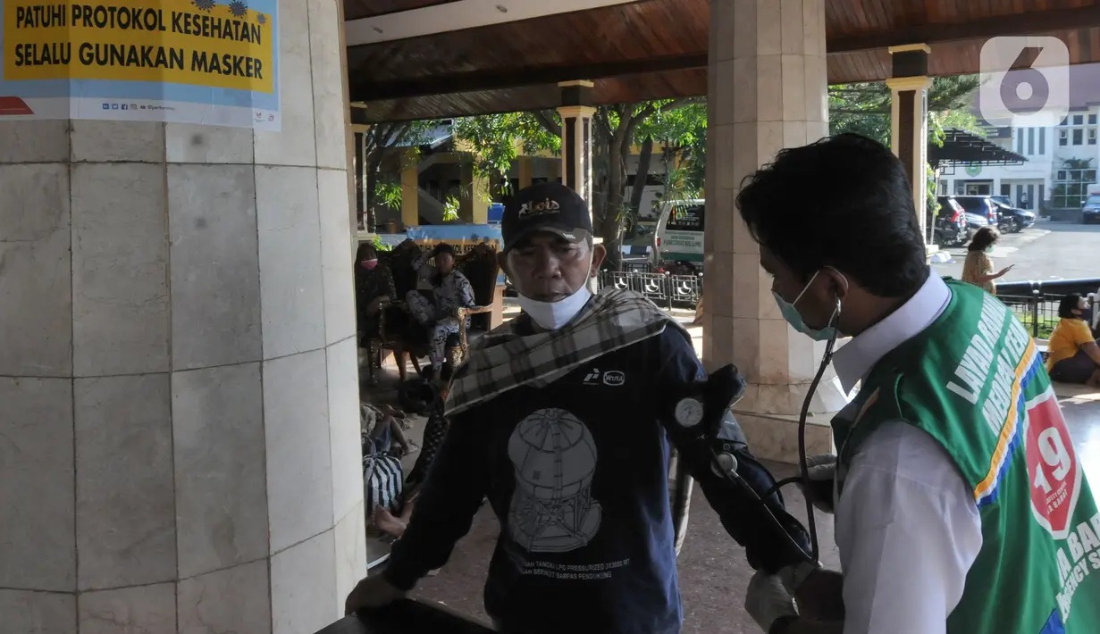 Paramedis memeriksa kesehatan pengungsi korban ledakan kilang minyak Balongan di Pendopo Kabupaten Indramayu, Senin (29/03/2021). Sekitar 900 warga saat ini mengungsi dari lima desa terdampak ledakan kilang minyak Balongan.  (merdeka.com/Arie Basuki)