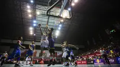 Pebasket Pelita Jaya, Indrawan Ponsianus, berusaha memasukan bola dijaga pebasket Satria Muda, Christian Sitepu, pada laga IBL seri 1 di Hall A Senayan, Jakarta, Sabtu (16/1/2016). Pelita Jaya berhasil menang 66-57. (Bola.com/Vitalis Yogi Trisna)