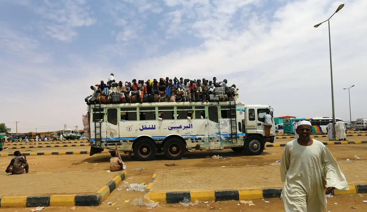Kondisi sebuah bus yang atapnya disesaki penumpang yang akan mudik, di Ibu Kota Khartoum, Sudan, Minggu (11/9). Warga Sudan rela berdesakan untuk sampai ke kampung halamannya guna merayakan Idul Adha. (REUTERS/Mohamed Nureldin Abdallah)