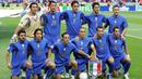 Gelandang Italia, Andrea Pirlo, bersama rekan-rekannya bersiap menghadapi Prancis pada laga final Piala Dunia di Stadion Olympic, Berlin, Minggu (9/72006). Pada turnamen ini Pirlo berhasil mengantar Italia juara. (AFP/Odd Andersen)