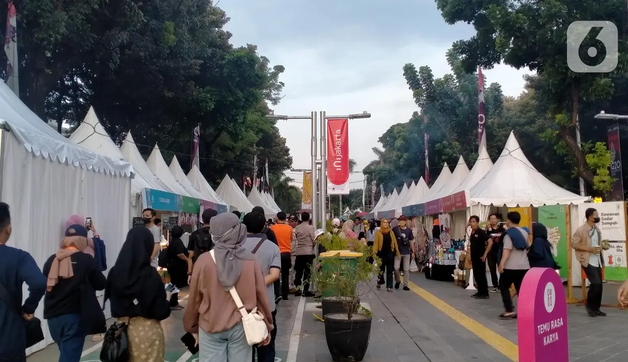 Pengunjung menikmati produk yang ditawarkan 24 Kios UMKM pada Festival #IniJakarta 2022 di kawasan Kota Tua, Jakarta, Sabtu (17/9/2022). “Temu Rasa Karya” merupakan salah satu program yang dihadirkan dalam Festival #IniJakarta. (Liputan6.com/Magang/Aida Nuralifa)