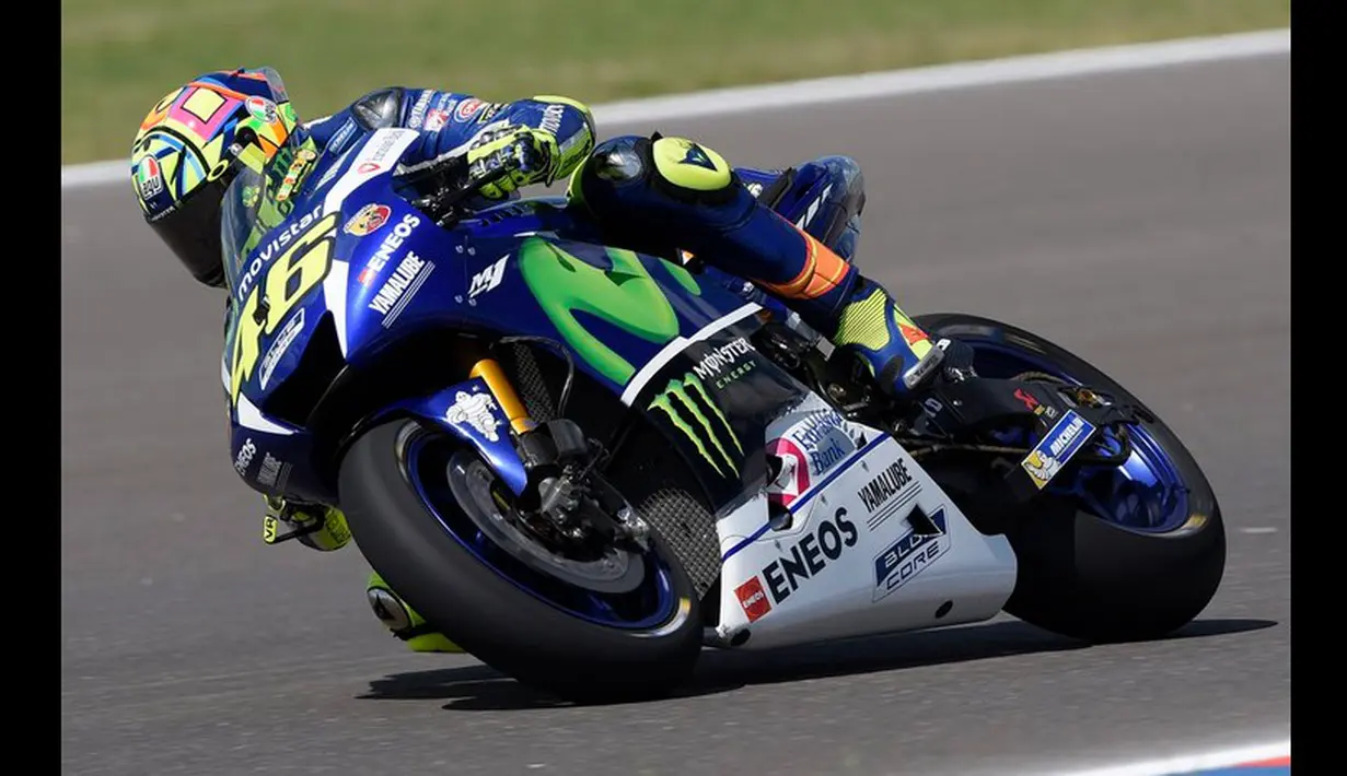 Pebalap Movistar Yamaha, Valentino Rossi, harus puas berada di posisi ketujuh dengan 1 menit 42,565 detik pada sesi latihan bebas kedua (FP2) MotoGP Argentina di Sirkuit Autodromo Termas de Rio Hondo, Jumat (1/4/2016). (Bola.com/Twitter)