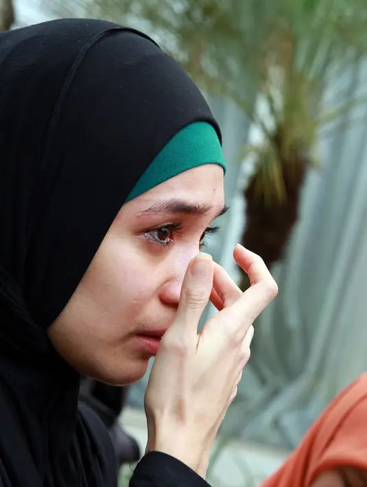 "Aku juga chatting ke mbak (umi) Pipik, sepanjang chatting aku nangis lebih meyakinkan dari hati aku aja. Mereka kan lebih paham. Gelisah aja karena butuh pemantapan hati." tukas Dhini Aminarti. (Deki Prayoga/Bintang.com)