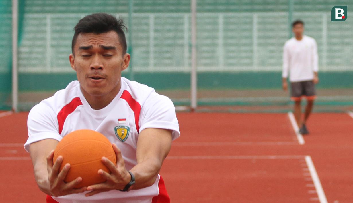 Seorang atlet atletik memegang bola saat latihan perdana di Stadion Madya Senayan, Jakarta, Selasa (13/3/2018). Pelatnas Asian Games 2018 PB PASI kembali dipusatkan di Stadion Madya Senayan. (Bola.com/Asprilla Dwi Adha)