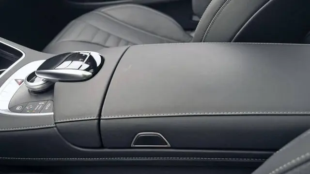 5.Mercedes-Benz : Penghangat Armrest