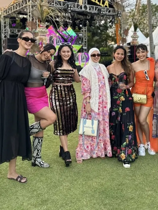 Paula Verhoeven tampil dengan dress panjang lengan balon warna hitam yang dipadukan sandal Hermes warna serasi. [@melaney_ricardo]