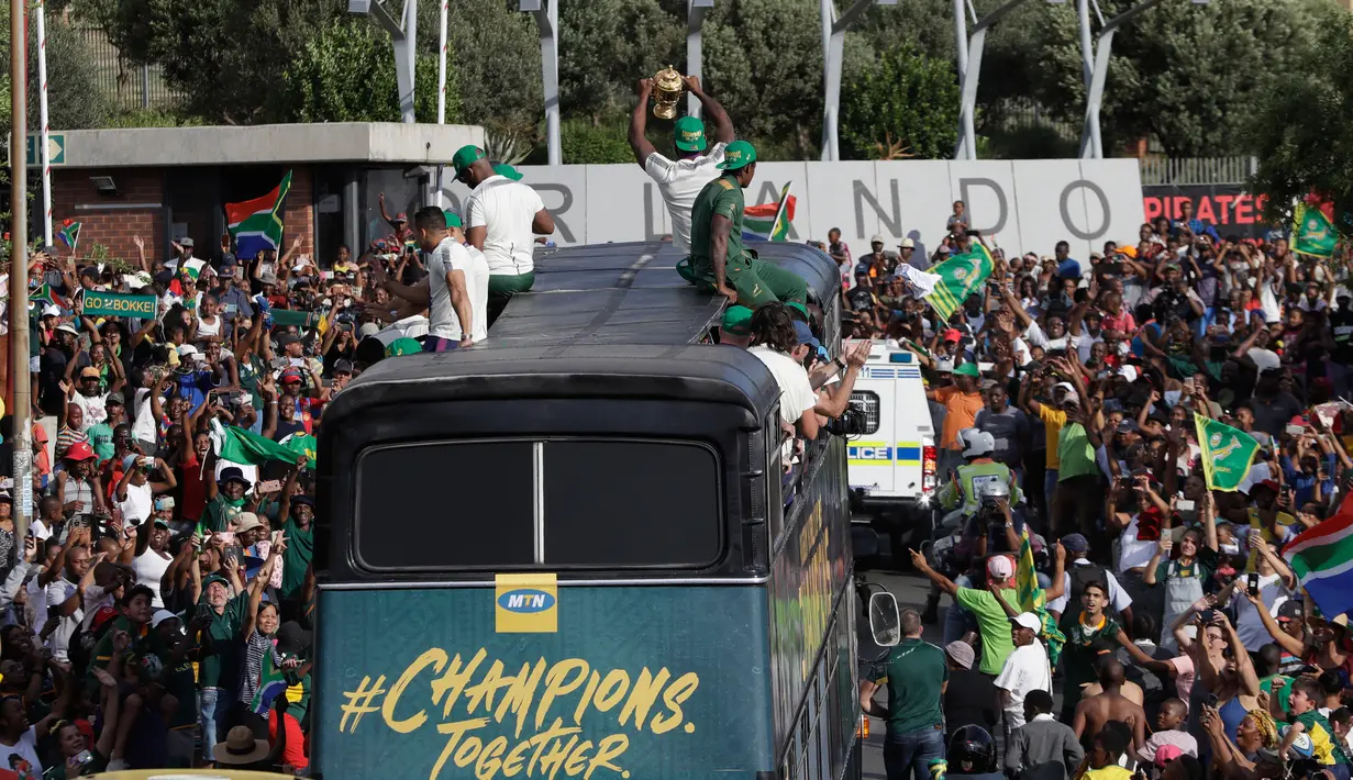 Timnas Afrika Selatan menyapa warga saat parade kemenangan Piala Dunia Rugby 2019 di Kota Johannesburg, Afrika Selatan, Kamis (7/11/2019). Timnas Afrika Selatan meraih gelar juara Piala Dunia Rugby 2019 setelah mengalahkan Inggris di final. (AP Photo/Themba Hadebe)