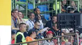 Pelatih kepala Timnas Indonesia, Patrick Kluivert (tengah) bersama asisten pelatih Alex Pastoor (kiri), Gerald Vanenburg (kedua kiri), dan Denny Lanzaat menyaksikan laga Persija Jakarta melawan PSBS Biak dalam laga lanjutan BRI Liga 1 2024/2025 di Stadion Patriot Candrabhaga, Bekasi, Minggu (02/02/2025). (Bola.com/Bagaskara Lazuardi)