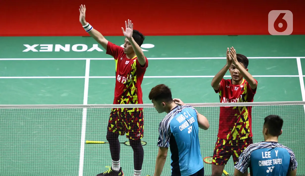 Pebulu tangkis ganda putra Indonesia, Fajar Alfian/Muhammad Rian Ardianto saat bertanding melawan Lee Yang/Wang Chi-Lin (China Taipei) pada Perempat Final Indonesia Masters 2022 di Istora Senayan, Jakarta, Jumat (10/6/2022). Fajar/Rian unggul dan melaju ke semifinal Indonesia Masters 2022. (Liputan6.com/Helmi Fithriansyah)