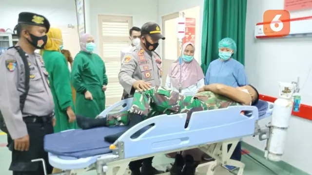 Sertu Ismail mendapat perawatan intensif usai ditebas oleh pria Luwu Timur (Liputan6.com/Dok: Polisi)