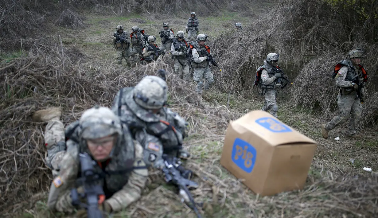 Tentara AS saat mengambil bagian dalam latihan gabungan tentara AS-Korsel di persimpangan sungai dekat zona demiliterisasi yang memisahkan antara Korsel dan Korut di Incheon (8/4). (REUTERS/Kim Hong-Ji)
