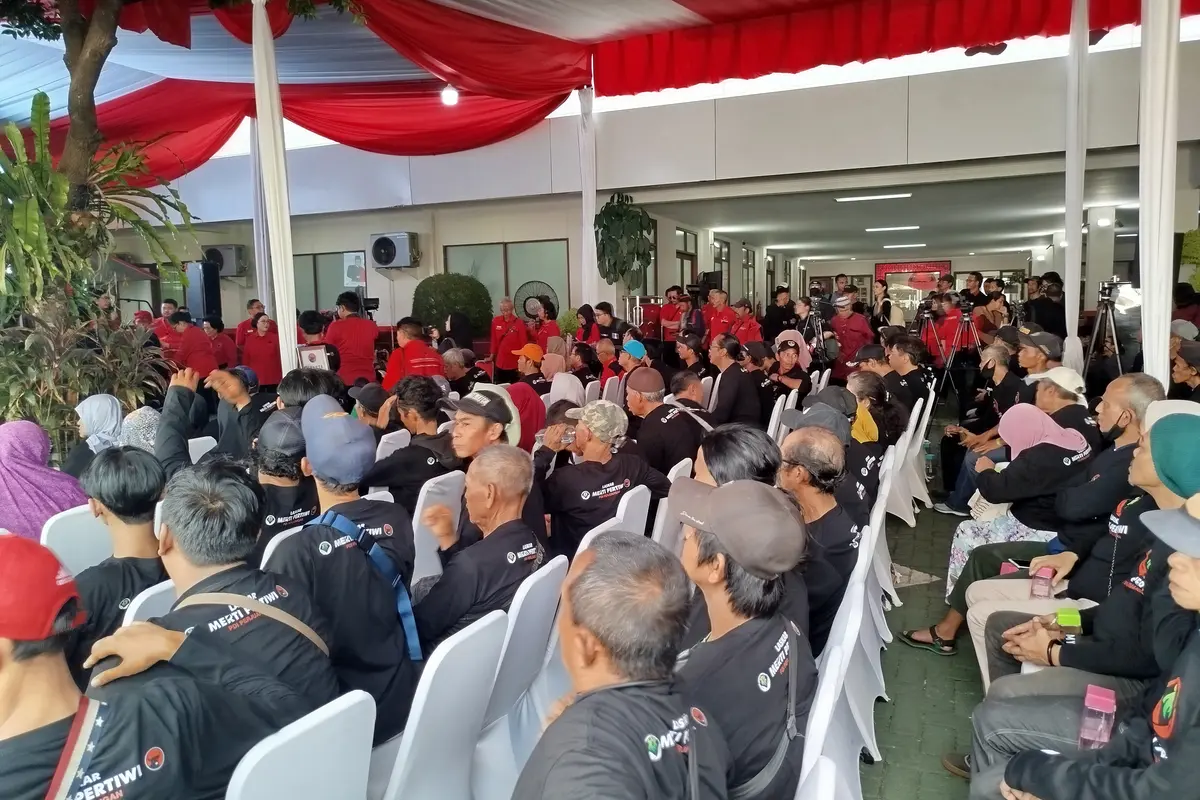 PDI Perjuangan berkumpul dengan aktivis lingkungan hidup serta pemulung dalam momentum Peringatan Hari Konservasi Alam Nasional. Acara berlangsung meriah di Sekolah Partai PDIP pada Sabtu (10/8/2024).