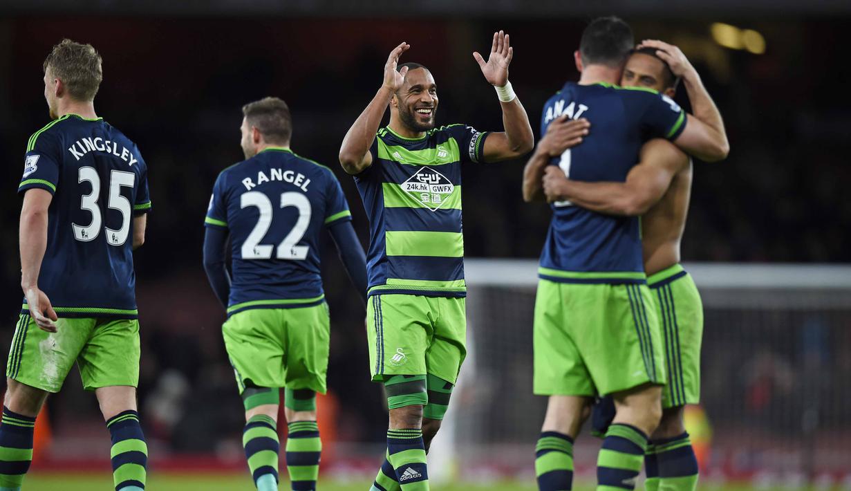 Para Pemain Swansea City merayakan kemenangan atas tuan rumah Arsenal  pada lanjutan Liga Inggris pekan ke-28 di Stadion Emirates, London, Kamis (3/3/2016) dini hari WIB. (Reuters/Dylan Martinez)
