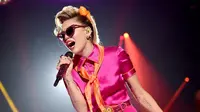 Miley Cyrus saat beraksi di atas panggung MTV Music Awards 2017 (MTV)