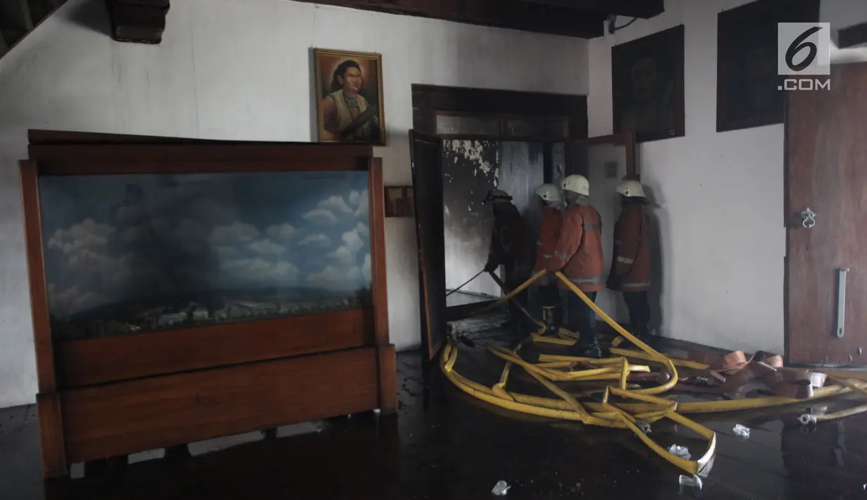 Sejumlah petugas pemadam kebakaran melakukan pendinginan pascaterbakarnya Museum Bahari di Jalan Pasar Ikan, Penjaringan, Jakarta Utara, Selasa (16/1). Api melahap Gedung A Blok 1 dan 2 dan Gedung C Blok 1 dan 2. (Liputan6.com/Arya Manggala)