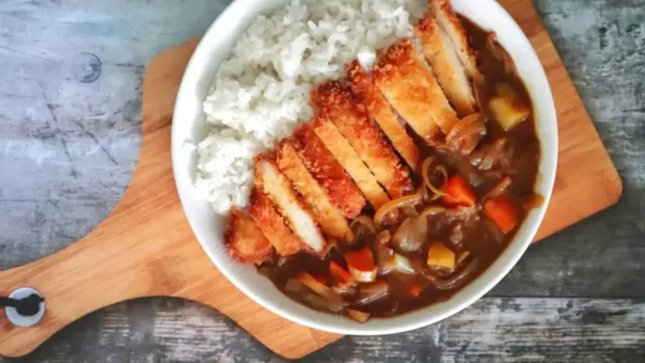 Resep nasi kari rumahan dengan ayam katsu. (dok. Cookpad @Phie999)