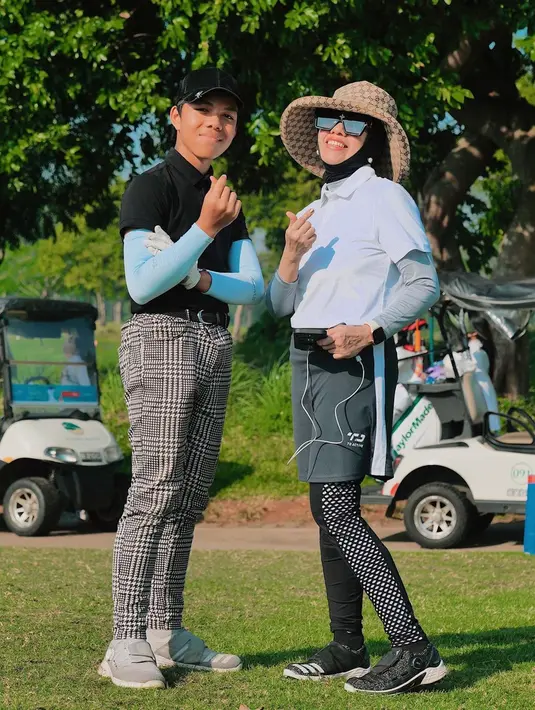 Gaya Geni Faruk selama bermain golf tak lepas dari perhatian netizen. Pasalnya, nenek dari Baby Ameena ini kerap terlihat menggunakan topi yang sama di beberapa kesempatan. (Liputan6.com/IG/@genifaruk)