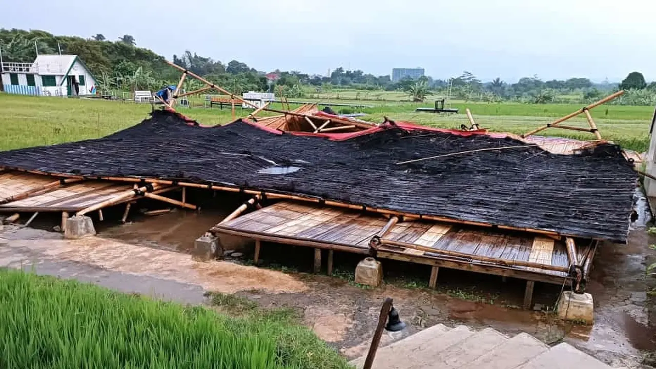 Hujan Deras dan Angin Kencang, Gazebo Besar di Kampung Tematik Mulyaharja Bogor Ambruk