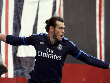 Gareth Bale mencetak dua gol saat Real Madrid menundukkan Rayo Vallecano 3-2 dalam laga La Liga Spanyol di Stadion Campo de Fútbol de Vallecas, Sabtu (23/4/2016). (Reuters/Sergio Perez)