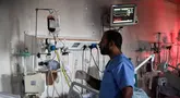 Seorang tenaga medis Palestina saat bekerja di unit perawatan intensif Rumah Sakit Nasser di Khan Yunis, Jalur Gaza selatan, pada 11 Juli 2025. (Foto oleh AFP)