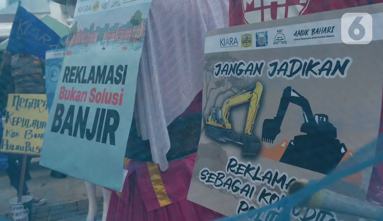 Aktivis dari Koalisi Rakyat untuk Keadilan Perikanan (KIARA) membawa poster saat berunjuk rasa di depan Balai Kota DKI Jakarta, Rabu (15/7/2020). Mereka menolak reklamasi Ancol dengan menuntut Gubernur DKI Jakarta segera mencabut Kepgub Nomor 237 Tahun 2020. (merdeka.com/Imam Buhori)