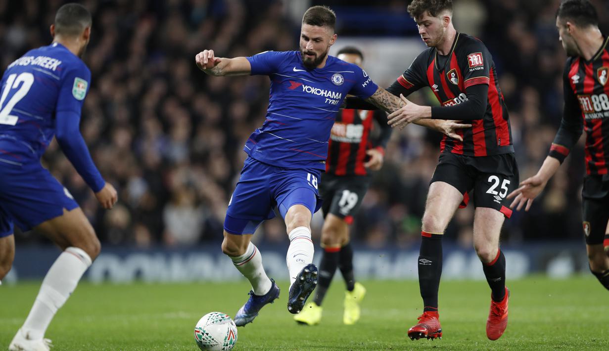 Striker Chelsea, Olivier Giroud, melepaskan tendangan saat melawan Bournemouth pada laga Piala Liga Inggris di Stadion Stamford Bridge, Kamis (20/12). Chelsea menang 1-0 atas Bournemouth. (AP/Alastair Grant)