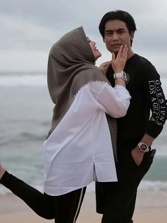 6 Potret Mesra Charly Van Houten dan Istri, Sudah 15 Tahun Menikah