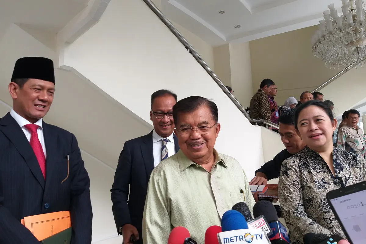 Letjen Doni Monardo bersama Jusuf Kalla rapat membahas penanganan bencana (Merdeka.com/Titin Supriatin)