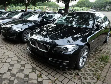 Deretan BMW seri 520d terparkir di Parkir Timur Senayan Jakarta, Selasa (1/3/2016). 35 unit Mercedes Benz type E250 dan 21 unit BMW seri 520d disiapkan sebagai kendaraan delegasi KTT Luar  Biasa OKI, 6-7 Maret mendatang. (Liputan6.com/Helmi Fithriansyah)