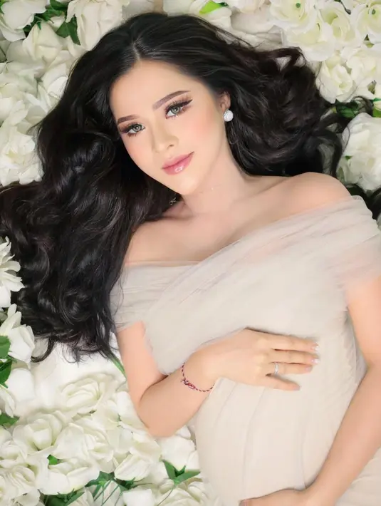 Using konsep dreamy dengan bunga sebagai elemen dekoratif, Bella tampil cantik off shoulder tulle dress nuansa nude. Well, di antara penampilan Bella ini mana yang jadi favoritmu, Sahabat Fimela? [@bellabonita_r.a]