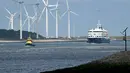 Kapal pesiar MV Hondius yang terdampak Hantavirus berlayar di lepas pantai Belanda saat mendekati pelabuhan Rotterdam pada Senin 18 Mei 2026. (NICOLAS TUCAT/AFP)