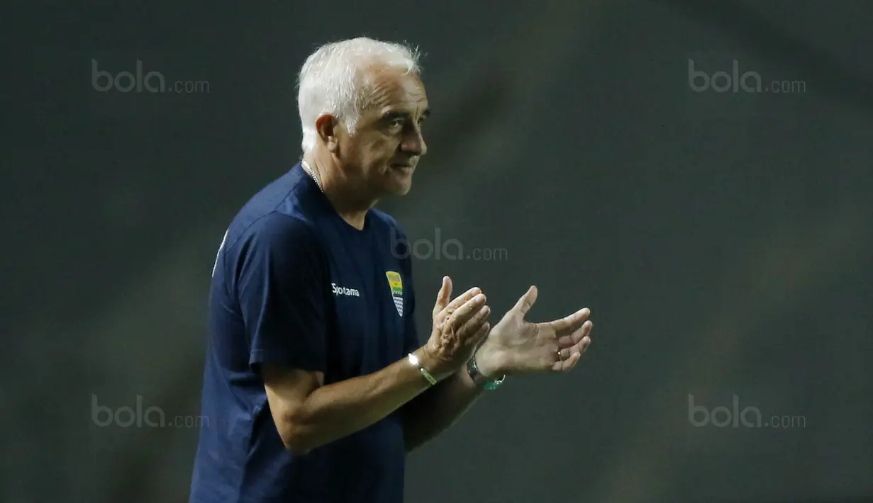 Pelatih Persib, Mario Gomez, memberikan aplaus usai pertandingan melawan PSM pada laga Piala Presiden di Stadion GBLA, Bandung, Jumat (26/1/2018). Persib takluk 0-1 dari PSM. (Bola.com/M Iqbal Ichsan)
