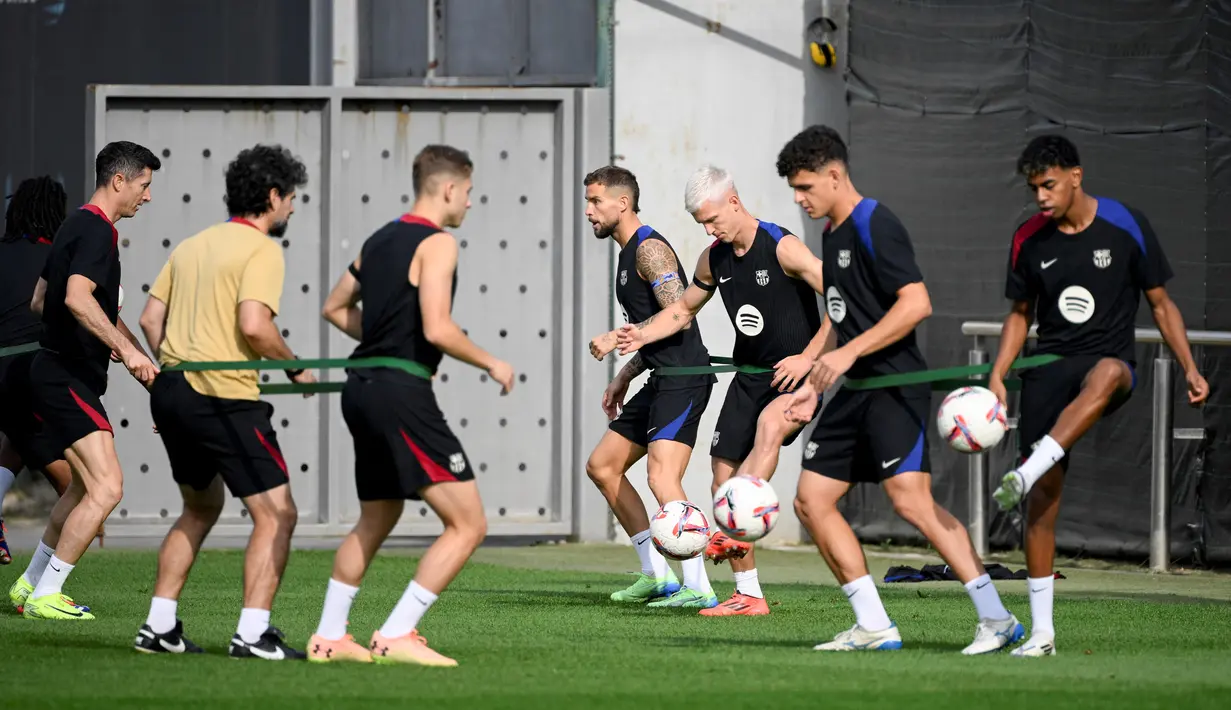 Pertandingan El Clasico Liga Spanyol antara Real Madrid vs Barcelona ini dijadwalkan kick-off Minggu, 27 Oktober 2024, jam 02.00 WIB. (AFP/Josep Lago)