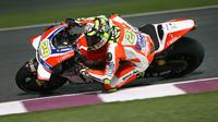 Pebalap Ducati Team, Andrea Iannone, berada pada posisi ketiga dengan catatan waktu 1 menit 55,736 detik saat latihan bebas pertama di Sirkuit Losail, Qatar, Jumat (18/3/2016) dini hari WIB. (Bola.com/Crash.net)