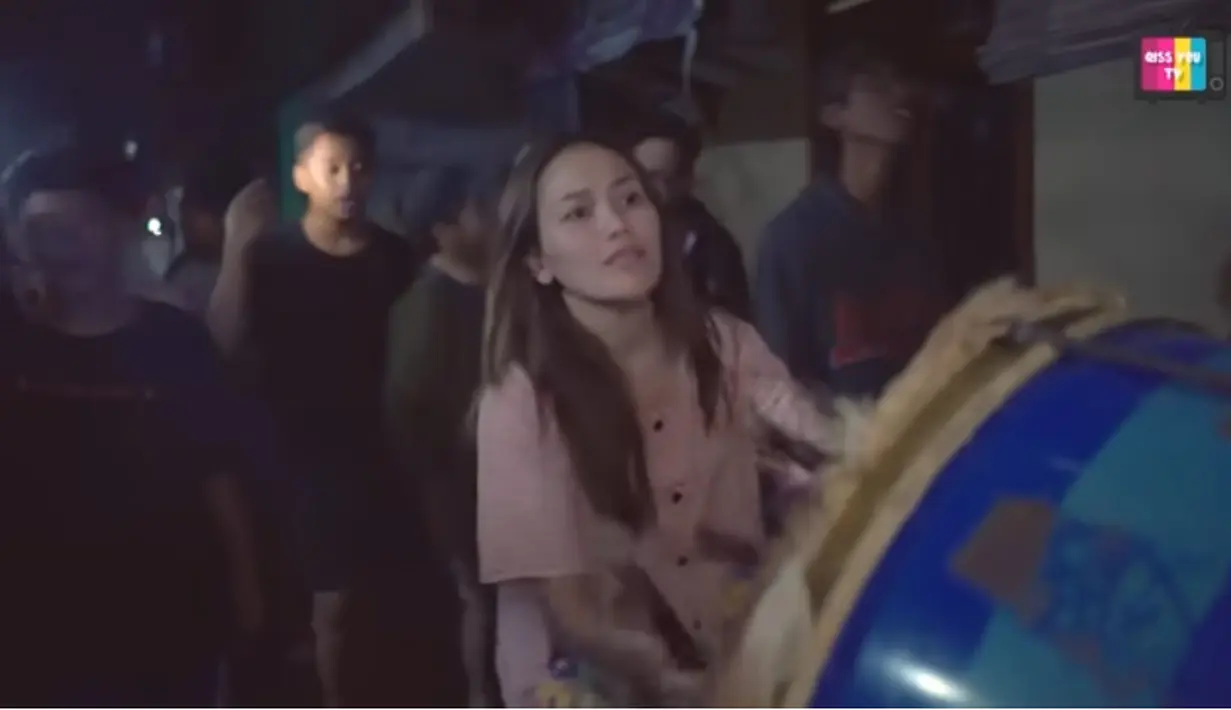 Tampak beberapa orang yang biasa membangunkan sahur keliling perkampungan semakin semangat karena yang menabuh bedug artis papan atas. [Youtube/Qiss You TV]