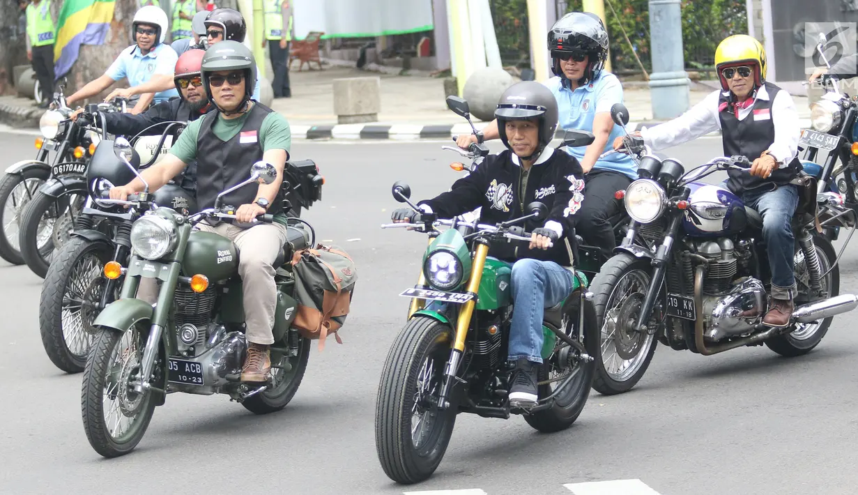 Presiden Joko Widodo (kiri) mengendarai motor Kawasaki W175 miliknya mengelilingi Kota Bandung, Minggu (11/10). Presiden Jokowi ditemani Gubernur Jawa Barat Ridwan Kamil dan pengendara sepeda motor dari berbagai komunitas. (Liputan6.com/Angga Yuniar)