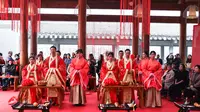 Pasangan pengantin mengikuti sebuah upacara pernikahan tradisional yang diadakan di Guiyang, ibu kota Provinsi Guizhou, China barat daya, pada 16 November 2020. (Xinhua/Ou Dongqu)