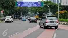 Kendaraan melaju di bawah papan petunjuk spanduk bertuliskan uji coba penghapusan kawasan 3 in 1 di Jalan Jenderal Sudirman, Jakarta, Jumat (15/4). Dishub DKI memperpanjang uji coba penghapusan 3 in 1 selama empat minggu (Liputan6.com/Yoppy Renato)