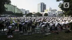 Jemaah melaksanakan salat Idul Adha 1441 H di Masjid Al-Azhar, Jakarta, Jumat (31/7/2020). Pelaksanaan salat Id dilakukan secara berjemaah di masjid atau lapangan dengan menerapkan protokol kesehatan, seperti mengenakan masker dan menjaga jarak. (Liputan6.com/Johan Tallo)