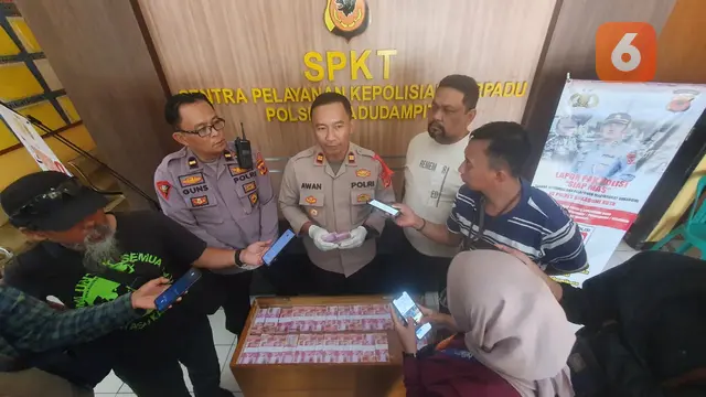 Polisi amankan peti berisi ratusan juta uang palsu di sebuah villa di Kecamatan Kadudampit Kabupaten Sukabumi (Liputan6.com/Fira Syahrin).
