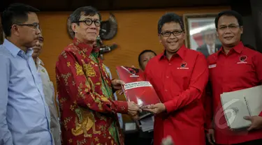 Sekjen PDIP Hasto Kristianto dan Wakil Sekjen PDIP Ahmad Basarah menyambangi Kantor Kemenkumham, Jakarta, Rabu (6/5/2015). Kedatangan mereka untuk menyerahkan susunan Kepengurusan DPP PDIP periode 2015-2020 kepada Menkumham. (Liputan6.com/ Faizal Fanani)