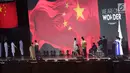 Suasana upacara pengibaran bendera China saat PenutupanAsian Para Games 2018  Stadion Madya, Gelora Bung Karno, Jakarta, Sabtu (13/10). Upacara penutupan bertajuk "We Are One Wonder” dihadiri oleh Wakil Presiden RI Jusuf Kalla. (merdeka.com/Imam Buhori)