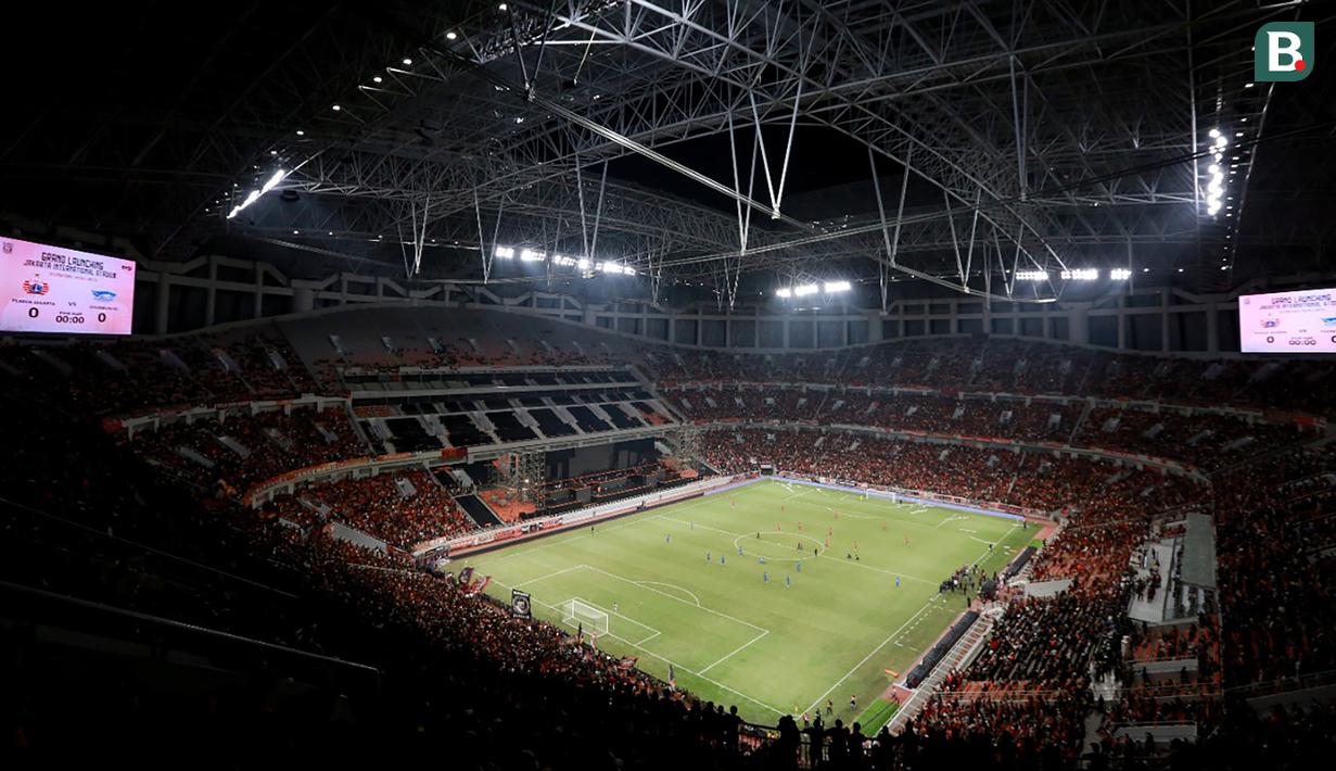<p>Suasana pertandingan dari atas tribun penonton saat laga persahabatan antara Persija Jakarta menghadapi Chonburi FC dalam rangka Grand Launching Jakarta International Stadium (JIS), Minggu (24/7/2022). (Bola.com/M Iqbal Ichsan)</p>