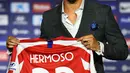 Bek Atletico Madrid, Mario Hermoso  berpose dengan jersey klub barunya selama pengenal dirinya di Wanda Metropolitano di Madrid (18/7/2019). Biaya transfer Hermoso diperkirakan senilai 29 juta euro. (AFP Photo/Gabriel Bouys)
