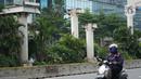 Tiang pancang bekas JPO Tosari menjulang di Jalan Jenderal Sudirman, Jakarta, Selasa (29/9/2020). JPO yang telah dibongkar dan berganti pelican crossing kondisinya dibiarkan terbengkalai, meskipun keberadaannya tidak berfungsi lagi serta mengganggu estetika kota. (Liputan6.com/Immanuel Antonius)
