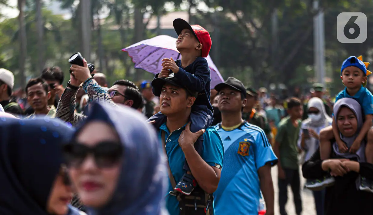 Terkadang, petugas yang menjaga mengingatkan agar pengunjung tak terlalu maju. (Liputan6.com/Faizal Fanani)