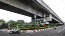 Suasana taman sayur di kolong flyover Cipinang, Jakarta, Senin (1/2/2021). Atas inisiasi PPSU Kelurahan Cipinang dibantu warga setempat, lahan kosong yang berada di bawah flyover tersebut disulap menjadi ruang terbuka hijau dan area interaksi warga. (merdeka.com/Iqbal S. Nugroho)