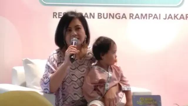 Cynthia Lamusu memangku Tatjana (Foto: Liputan6.com/Benedikta Desideria)